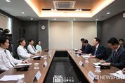 尹 대통령, 지역 2차 병원인 청주 한국병원 방문해 현장 지키는 의료진 격려하고 현장의견 청취