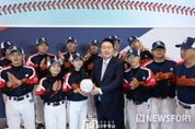 尹 대통령, 탈북민 청소년 야구단 "챌린저스" 방미 출정식 참석해 직접 응원하고 격려