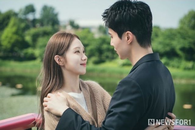 '착한 사나이' 이동욱X이성경, 따사로운 한낮의 데이트 포착