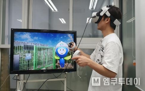 일반 학습자가 한국환경공단이 제작한 청정지하수 가상현실 교육콘텐츠를 직접 체험하고 있다.