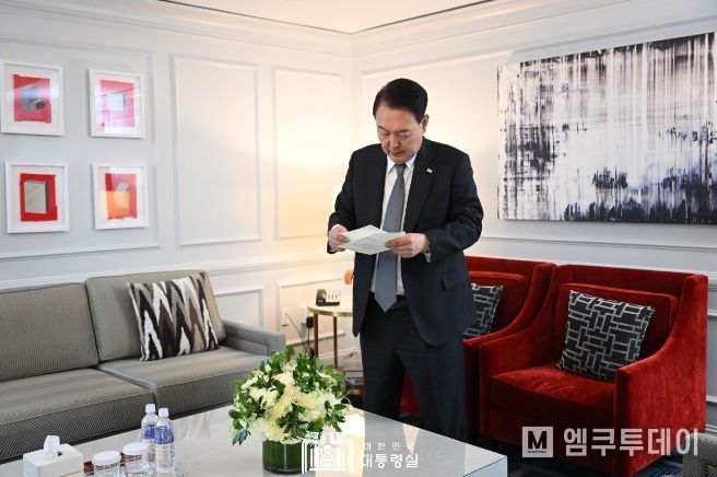 8월 18일 윤석열 대통령은 바이든 대통령 부부로부터 故 윤기중 교수의 별세를 애도하는 조화와 메시지를 받았다.