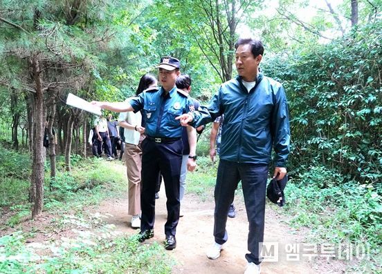 오세훈 서울시장(사진 오른쪽)이 18일(금) 오후 관악산 등산로 범죄현장으로 이동 중에 박민영 관악경찰서장(사진 왼쪽)으로부터 설명 듣고 있다.