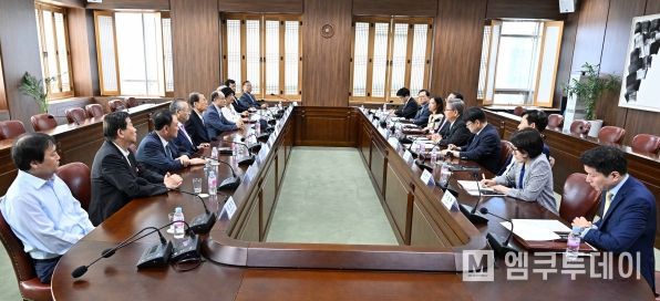 박진 외교부 장관, 북한인권단체 대표들과 면담