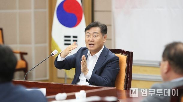5일 도청 종합상황실에서 열린 전라북도 ‘팀별 벤치마킹 시즌2 아이디어 발굴 보고회’에 김관영 도지사 주재로 기업유치지원실 20개팀이 보고회를 갖고 있다.