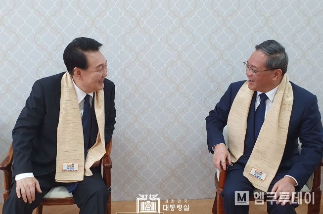 9월 10일 윤석열 대통령은 간디 추모공원 헌화 행사 전, 정상 대기실에서 리창 중국 총리와 환담을 했다.