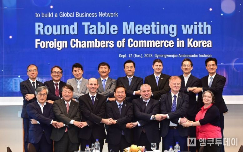 유정복 인천광역시장이 12일 송도 경원재에서 열린 주한외국상공회의소 회장단 라운드테이블에서 참석자들과 투자유치 방안 등을 논의하고 기념촬영을 하고 있다.