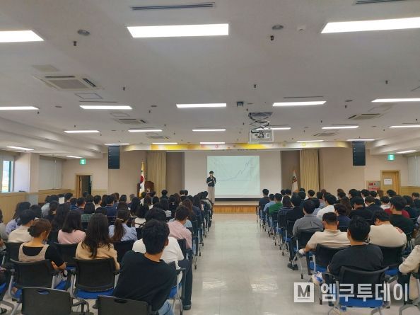 철원군은 9월 22일 군청 4층 대회의실에서 군청 전직원을 대상으로 청렴한 공직사회 정착을 위한 청렴교육을 진행했다.