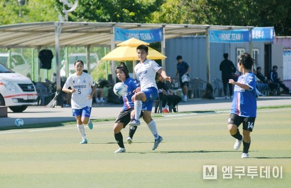올해 화천에서 처음 열린 2023 한국여자축구연맹 회장배 페스티벌에 출전한 화천정보산업고 여자축구팀이 지난 24일 하남면 위라리에서 서울 동산고와 경기를 치르고 있다.