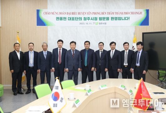 ▲왼쪽 1번째 - 허연회 청주시 기업투자지원과장 ▲5번째 - 신병대 청주부시장 ▲6번째-응웬 반 응옥(Nguyen Van Ngoc) 베트남 ‘박닌성 옌퐁현’ 당 위원회 부서기장