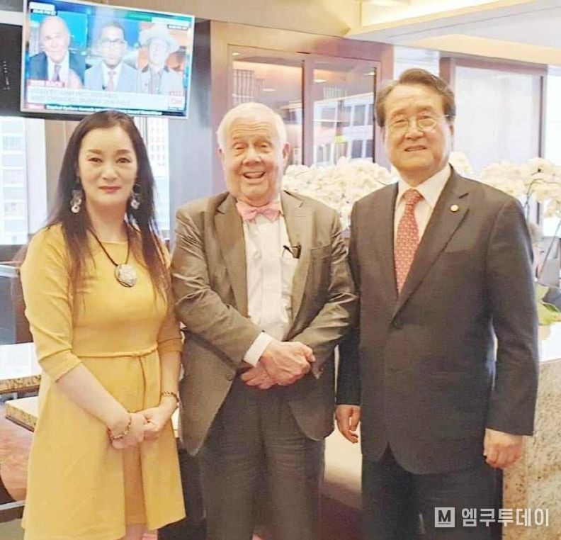 한미기업인친선포럼(KABFF)의 공동 설립자인 제나 정(Zena Chung) 글로벌외교관포럼 이사장과 유장희 전 동반성장위원장이 제나 정 회장이 오랫동안 에이전시를 맡고 있는 짐로저스(Jim Rogers) 회장 (가운데)과 함께 포즈를 취하고 있다. 한편 짐로저스 회장은 워런버핏(Warren Buffet), 조지소로스(George Soros)와 함께 세계3대 투자가로 불리고 있으며, 한미기업인친선포럼의 명예이사장을 맡고 있다.