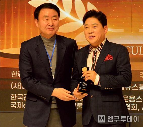 성인가요부문 대상 박상철과 박창식 대회장