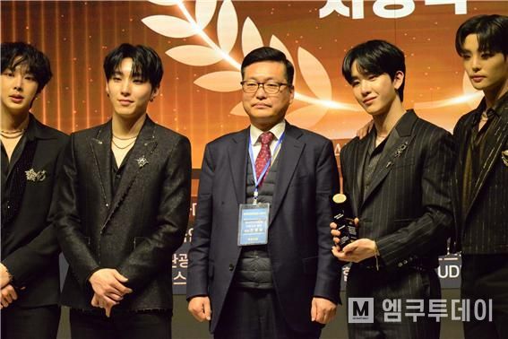 K-POP 부문 대상 ”팀 24시“와 전병길 한국인터넷신문방송기자협회 회장