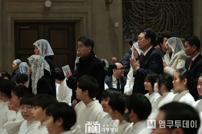 12월 24일 윤석열 대통령은 서울 종로구 혜화동 성당에서 열린 '주님 성탄 대축일 미사'에 참석했다.