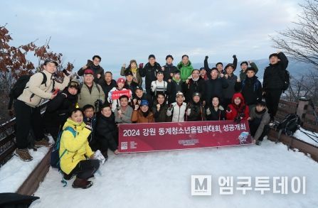 김진태 강원도지사, 금병산 정상에서 새해 첫 일출과 함께 새해 인사 전달