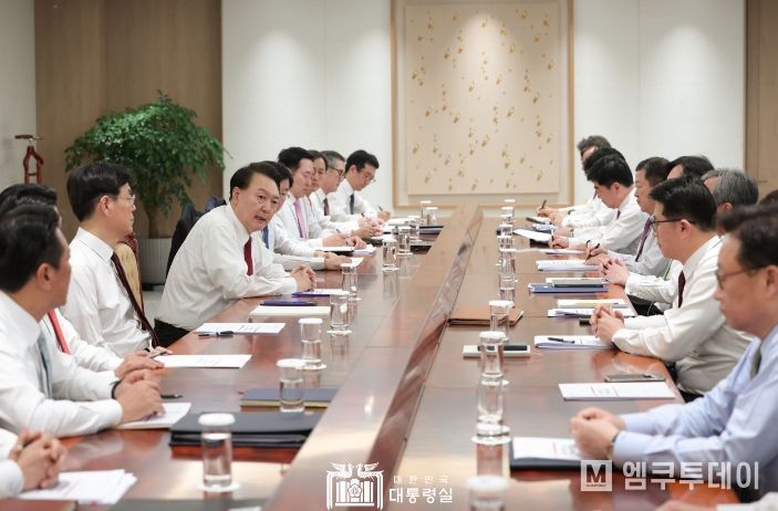 1월 2일 윤석열 대통령은 용산 대통령실에서 새해 첫 수석비서관회의를 주재했다.