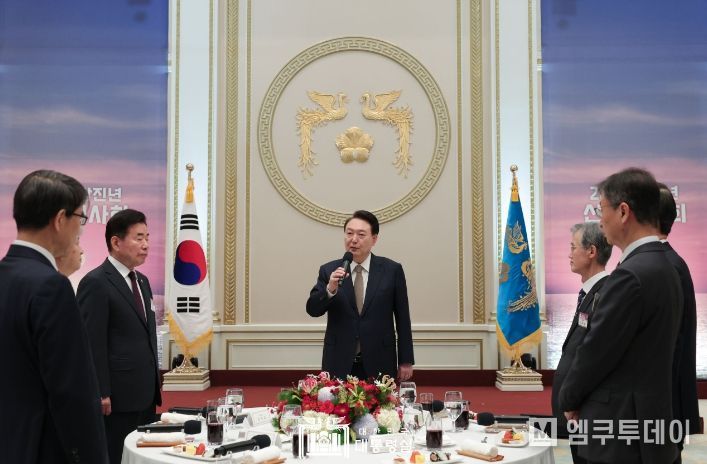 1월 3일 윤석열 대통령은 청와대 영빈관에서 5부 요인 및 국가 주요 인사들이 함께한 ‘2024년 신년인사회’에 참석했다.