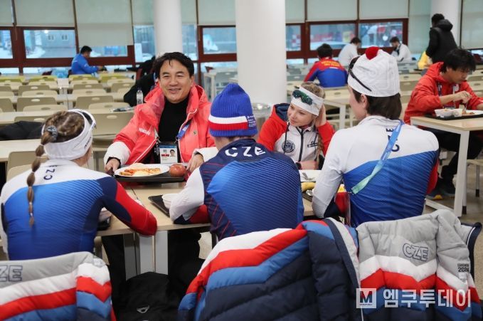 2024 강원 동계청소년올림픽 선수촌 방문한 김진태 도지사