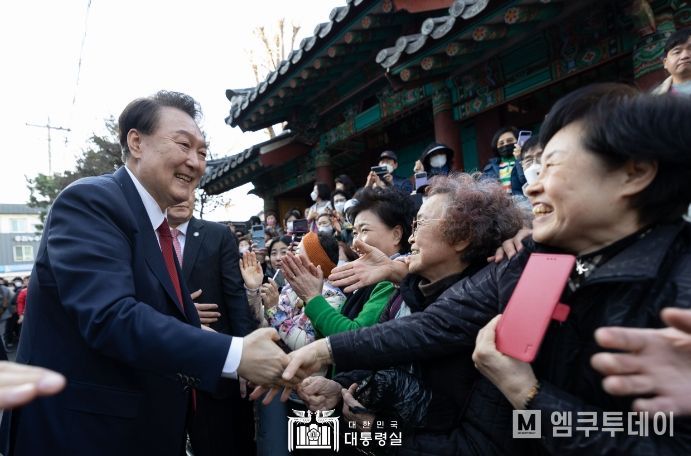 2월 13일 윤석열 대통령은 부산 지역의 민심을 청취하기 위해 부산의 대표 전통시장인 동래시장을 찾았다.