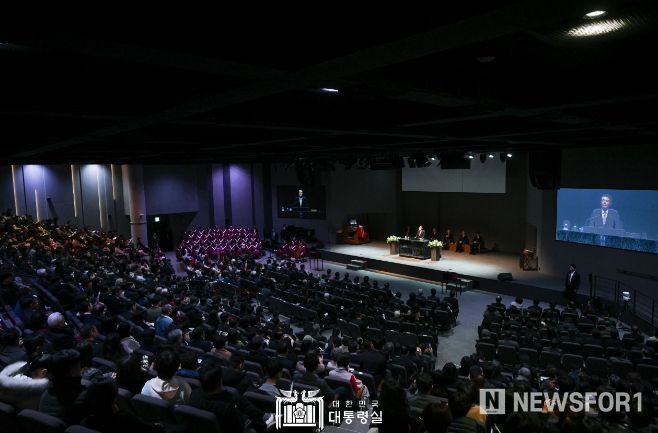 2월 25일 윤석열 대통령은 수원시 원천침례교회에서 열린 3·1운동 제105주년 기념 예배에 참석해 국가와 국민을 위해 기도하고 예배를 드렸다.