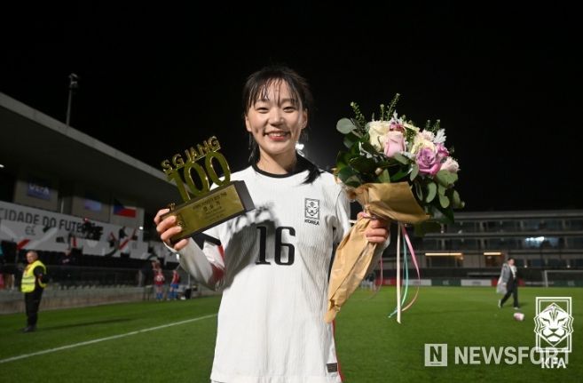 장슬기가 체코와의 경기에서 100경기 출전을 달성한 뒤 100경기 달성 기념패를 들고 기념촬영을 하고 있다.