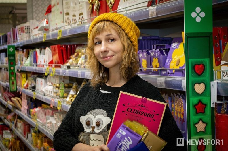 클럽2000마트에서 구입한 후 즐거워하는 모습(상상도1~4_출처, 픽사베이, 클럽2000 로고 합성)