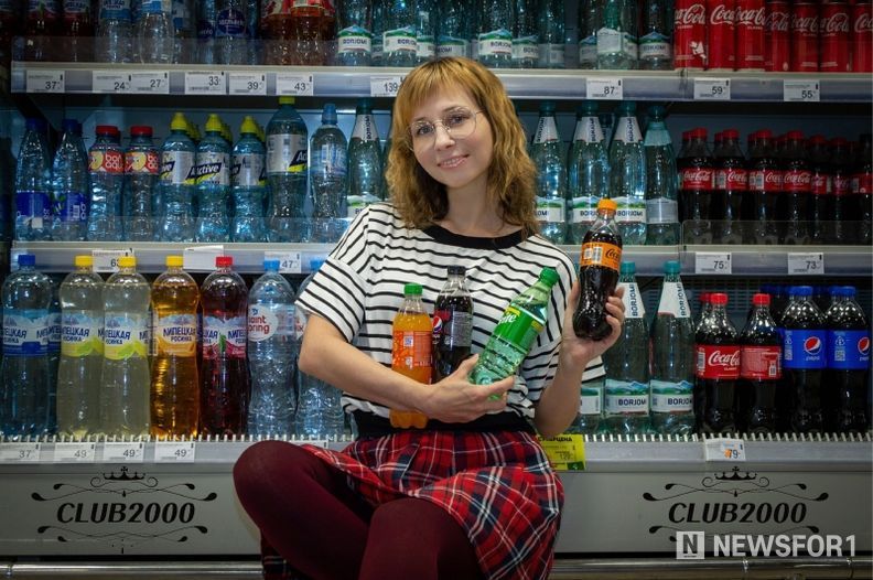 클럽2000마트에서 구입한 후 즐거워하는 모습(상상도1~4_출처, 픽사베이, 클럽2000 로고 합성)