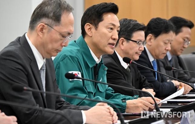 오세훈 서울시장이 8일(금) 오전 시청 본관 기획상황실에서 열린 서울지역 주요 병원장 간담회에 참석해 모두발언하고 있다.