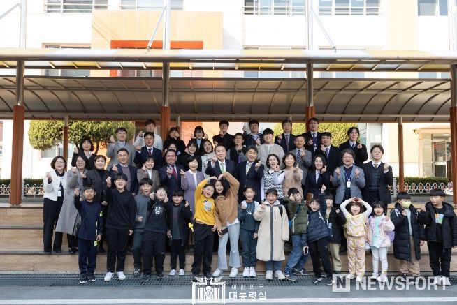 3월 21일 윤석열 대통령은 강원 원주시 명륜초등학교를 방문해 늘봄학교 프로그램을 참관하고 관계자들과 간담회를 했다.