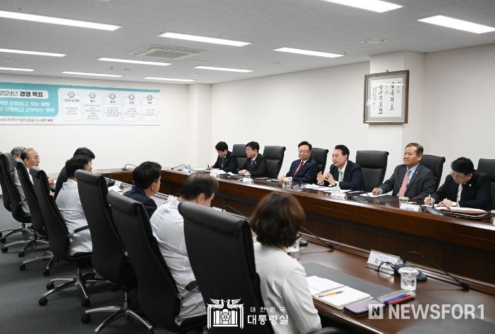 4월 2일 윤석열 대통령은 충남 공주시의 유일한 종합병원인 공주의료원을 방문했다.