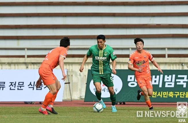 경주한수원이 여주FC를 잡고 리그 5연승을 달성했다. 사진은 지난해 포천시민과의 경기에서 돌파를 시도하는 경주한수원 레오의 모습.