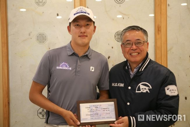 2024 시즌 투어에 데뷔한 신인 김백준에게 '기념 수표 액자'를 증정한 김원섭 회장(우)