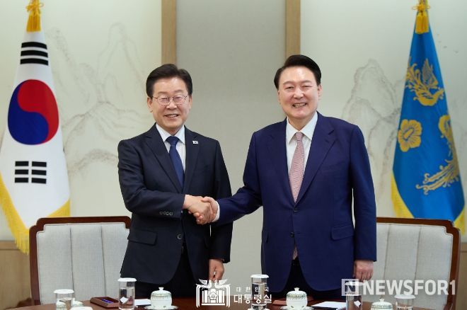 4월 29일 윤석열 대통령은 용산 대통령실에서 이재명 민주당 대표와 회담을 가졌다.