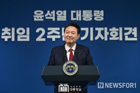 5월 9일 윤석열 대통령은 용산 대통령실에서 '윤석열정부 2년 국민보고 및 기자회견'을 가졌다.