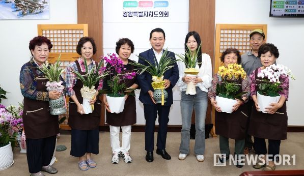 김시성 강원특별자치도의장, 취임 축하화분 기부