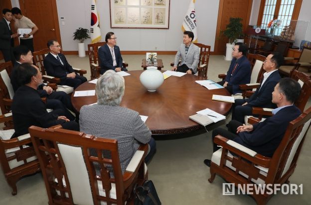 “수의직 처우개선” 강원도 김진태, 대한수의사회 감사패 받아