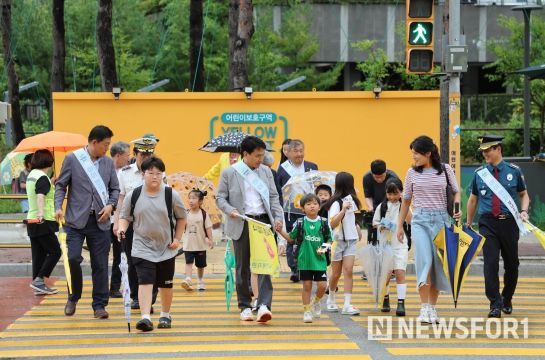 김진태 강원도지사, 등굣길 시간 아이들 안전지킴이로 나서