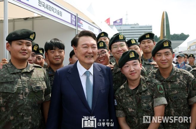 9월 10일 윤석열 대통령은 전쟁기념관에서 열린 제대군인 취‧창업박람회에 깜짝 방문해 행사장을 찾아온 참가자들과 채용을 준비 중인 기업 관계자들을 만났다.