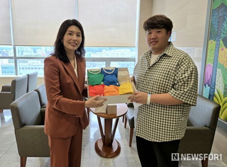 윤석열 대통령이 준비한 출산 축하 편지와 선물을 유혜미 저출생대응수석이 다섯쌍둥이의 아빠 김준영씨에게 전달하고 있다.