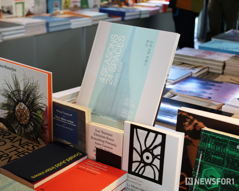 손문 작가의 첫 건축예술작품집 『사계, 스물 네 개의 공간』이 파리에 위치한 까르띠에 재단 서점 정중앙에 진열 되어있다.