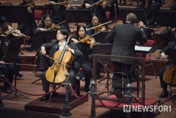 암스테르담 콘세르트헤바우 협연 무대에 오른 첼리스트 한재민 (c) Harold de Smet