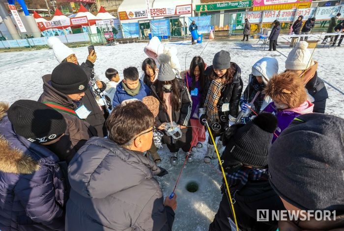 지난 17일 2025 화천산천어축제를 찾은 외국인 관광객들이 얼음낚시를 즐기고 있다