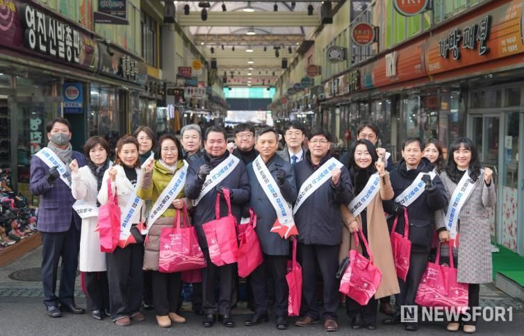 강원특별자치도교육청, 설 명절 맞아 전통시장 방문하고 사회복지시설 7곳에 위문품 전달