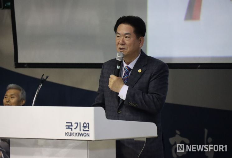 이동섭 국기원장이 2월 25일 열린 수여식에서 인사말을 하고 있다.