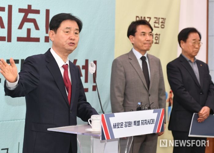 강원측별법 군사특례에 의한 군사규제 개선 결과 기자회견이 26일 강원특별자치도청에서 김진태 지사, 최문순 화천군수, 이현종 철원군수 등이 참석한 가운데 열렸다.