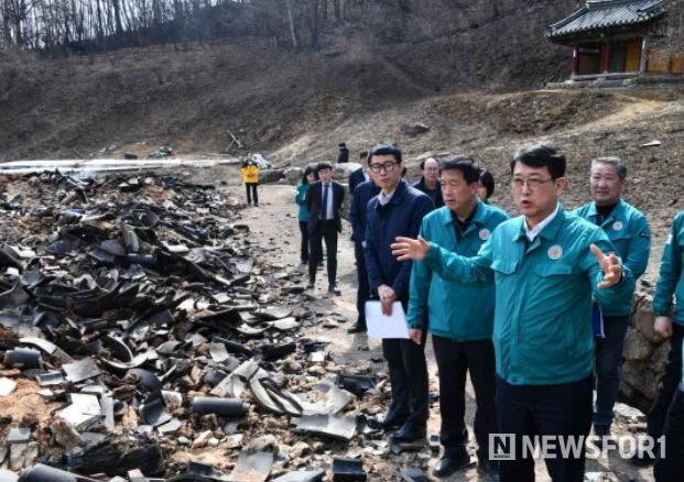 산불로 전소된 ‘용담사 금정암 화엄강당’(경상북도 문화유산자료) 확인하는 최응천 국가유산청장(2024년 4월 3일