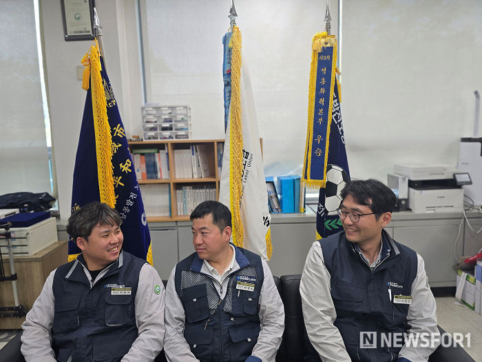 (좌측부터) 최동규 수석부위원장, 박영식 지부위원장, 이호진 사무장