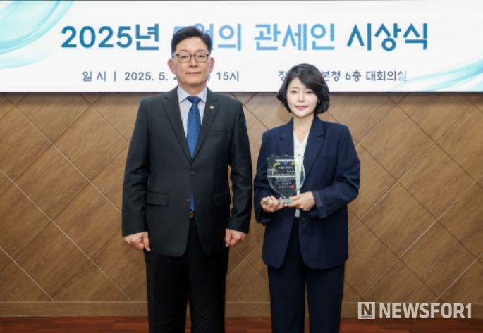 고광효 관세청장(왼쪽)이 26일 오후 2025년 5월의 관세인에 선정된 청주세관 김지수 주무관과 기념 촬영하고 있다.