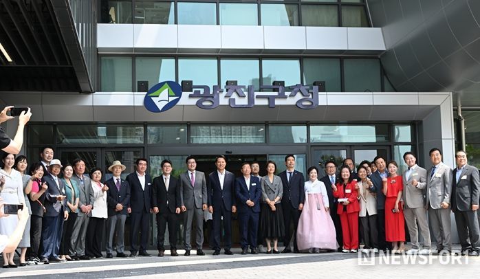 9일(월) 열린 ‘광진구 신청사 개청 기념식’에서 오세훈 서울시장이 제막식 후 참석자들과 기념사진을 촬영하고 있다.