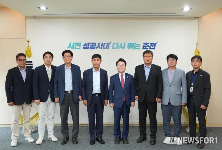 대한테니스협회와 데이비스컵 논의(2)_육동한 시장 왼쪽 양종수 대한테니스협회 부회장, 오른쪽 이강균 춘천시체육회장).