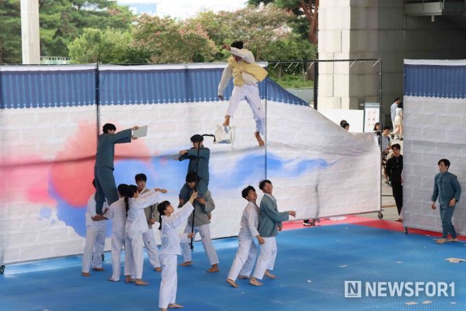 국기원 태권도시범단이 국립중앙박물관 열린마당에서 태권도 시범공연을 선보이고 있다.